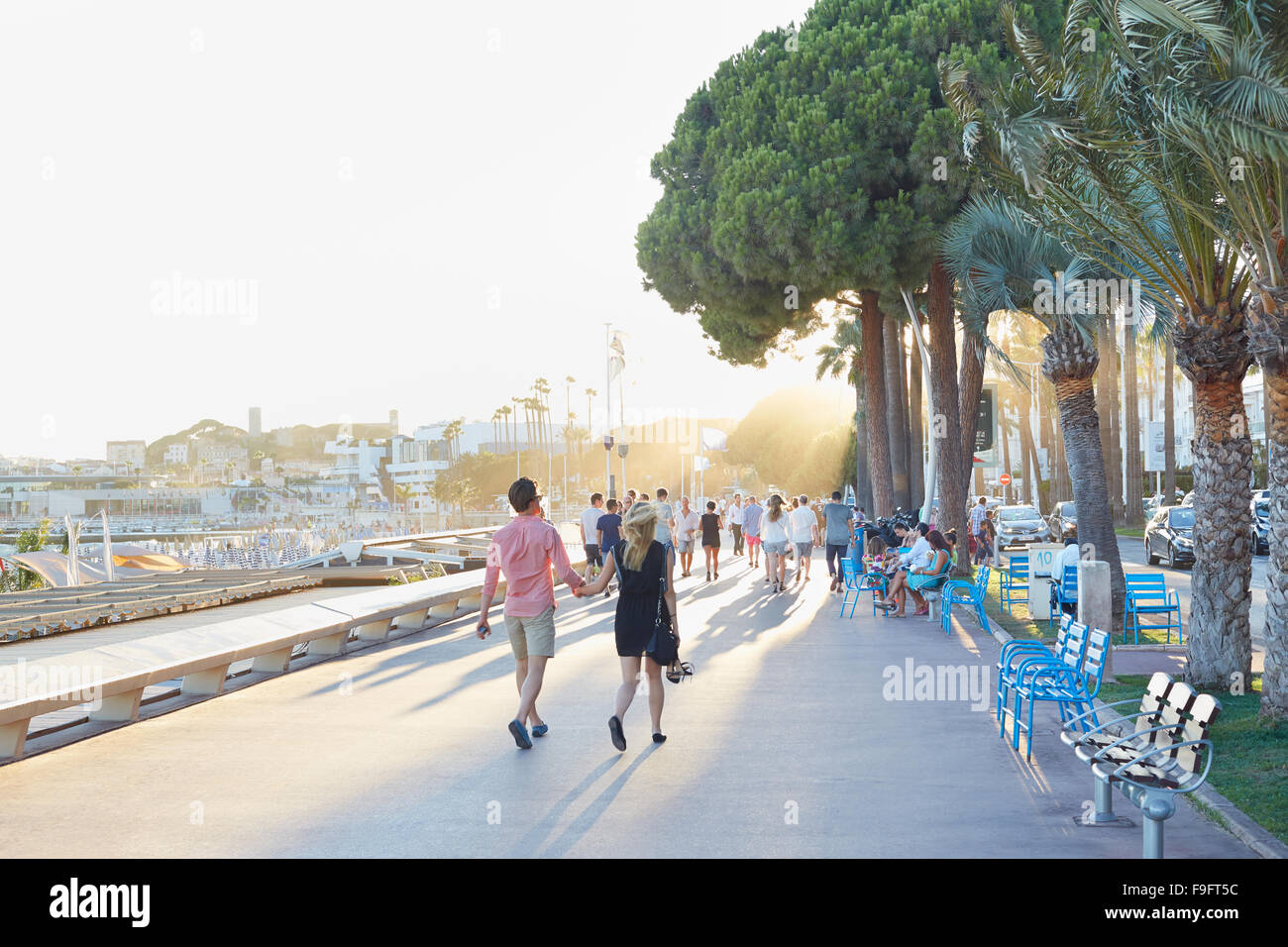 La gente caminando en una tarde de verano el bulevar de la Croisette en Cannes Foto de stock