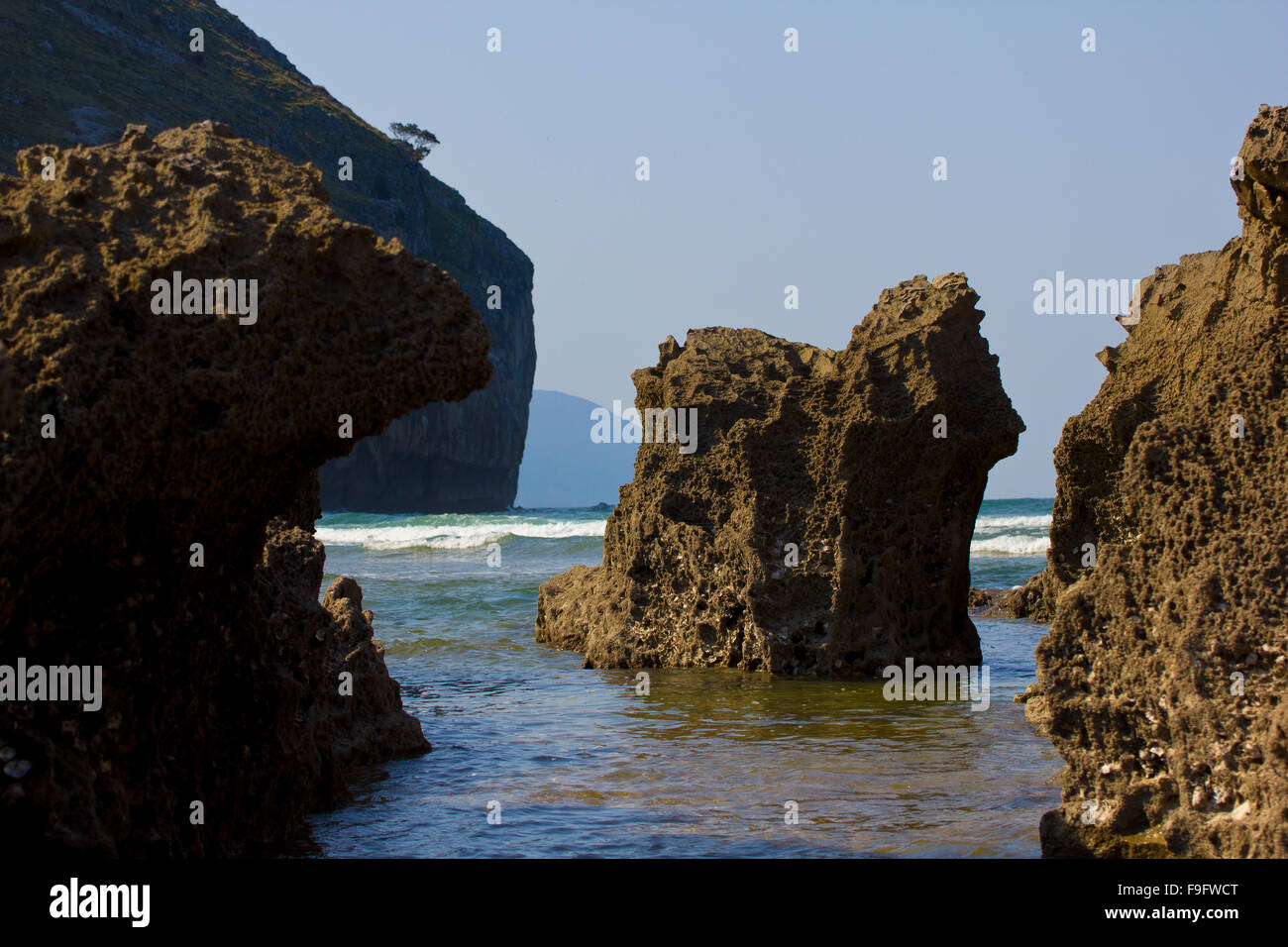 Paisaje de rocas y agua en la costa de Cantabria, ESPAÑA Foto de stock