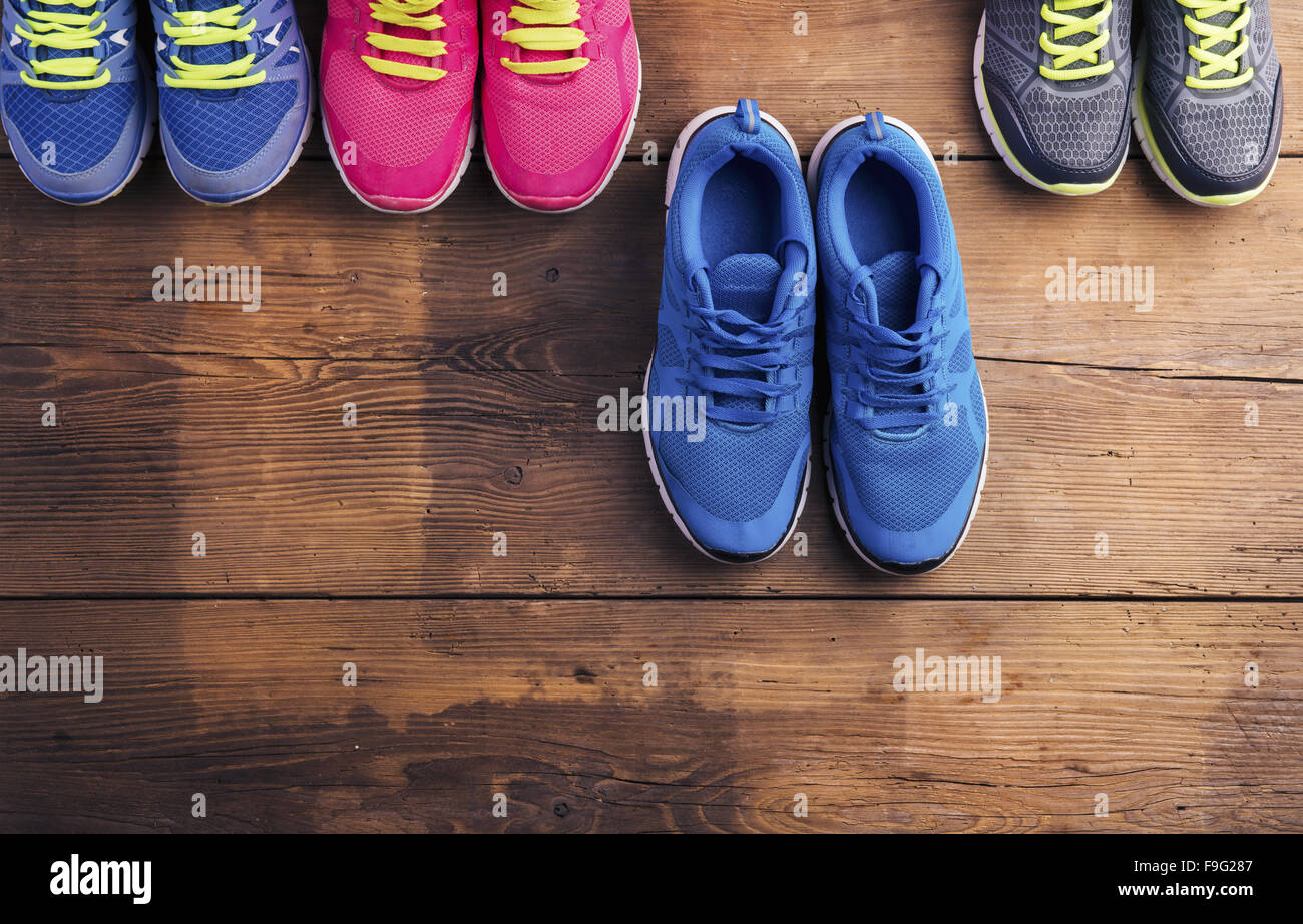 Cuatro pares de zapatillas diferentes sentado sobre un piso de madera  antecedentes Fotografía de stock - Alamy