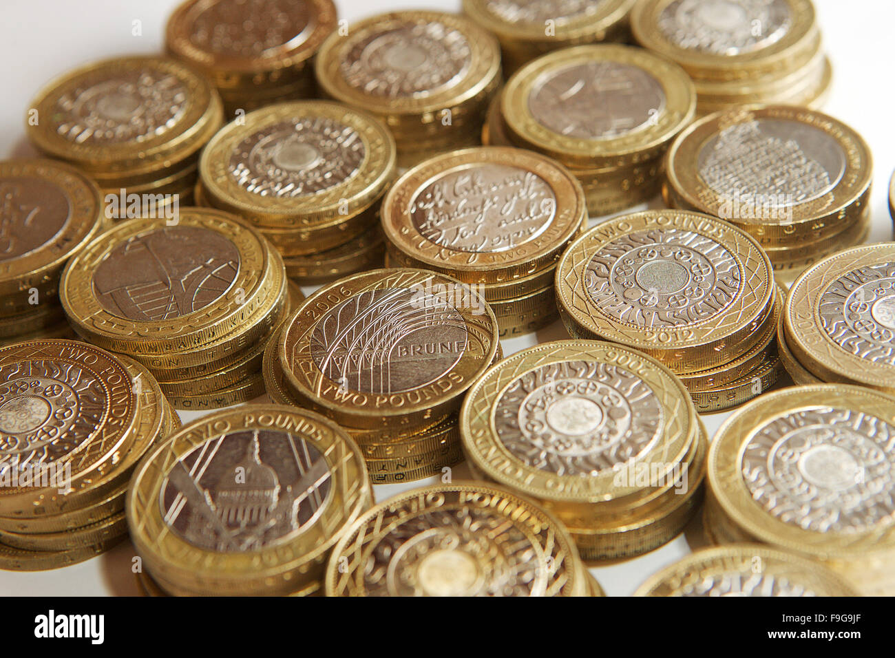 Fotografía cenital de UK £2 monedas apilar en montones de 10 libras. Foto de stock