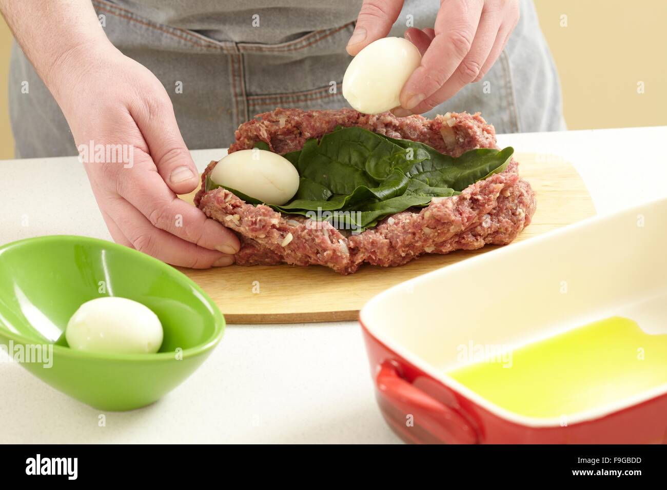 Pan de carne con espinacas y huevos + pasos Foto de stock