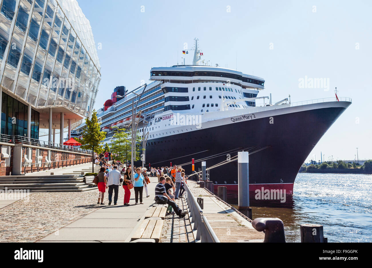 Alemania, la Ciudad Libre y Hanseática de Hamburgo, Strandkai en HafenCity, Cunard Liner Queen Mary II, en el centro de Cruceros de Hamburgo Foto de stock