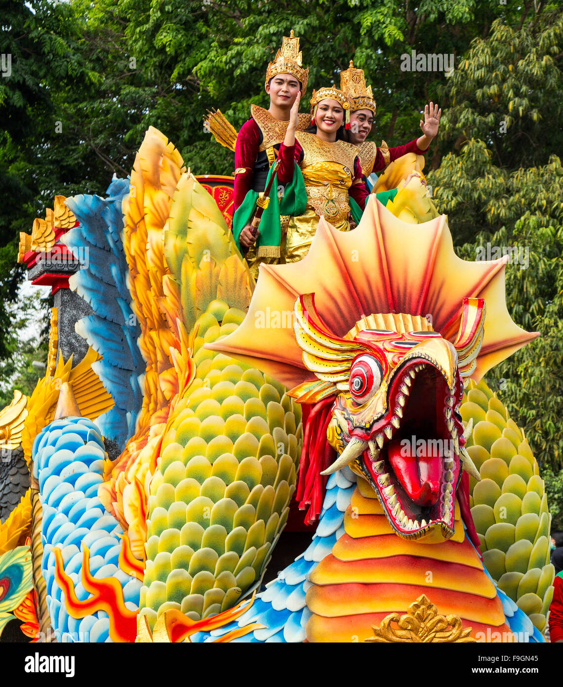 Flotación de dragón, el Desfile del Día Nacional, Klaten, Java Central, isla de Java, Indonesia Foto de stock