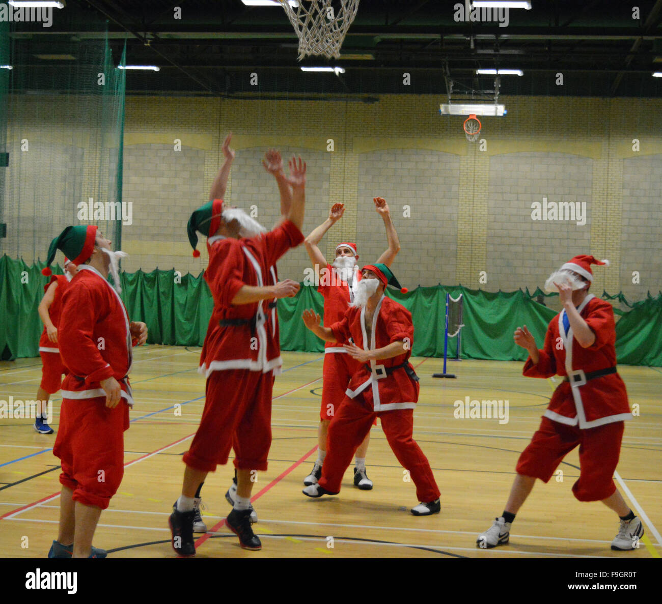 Lectura, Berks, Reino Unido. El 16 de diciembre de 2015. 10 Santas jugando un partido de baloncesto 5 contra 5. ¿Qué es normalmente una sesión de baloncesto privado se convirtió en una Santa-fest en Valle Loddon centro de ocio, lectura. Vivienne Johnson/Wokingham Papel/ Alamy Live News Foto de stock