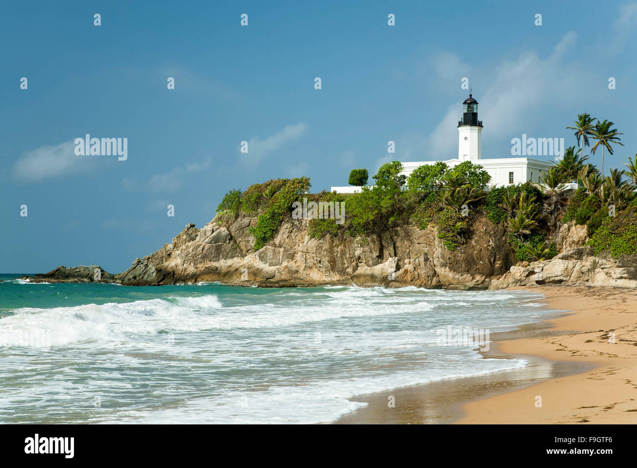 Surf y Punta Tuna faro (1892), Maunabo, Puerto Rico Fotografía de stock -  Alamy