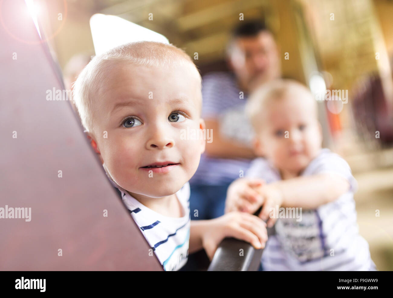 Familia con dos niños que viajan en tren. Foto de stock