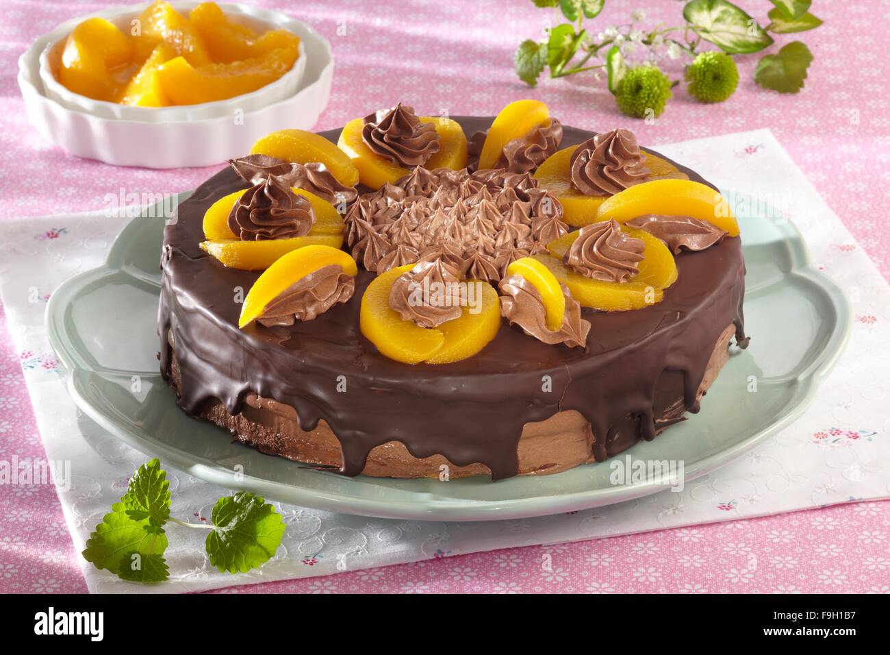 Durazno pastel de chocolate (paso a paso Fotografía de stock - Alamy