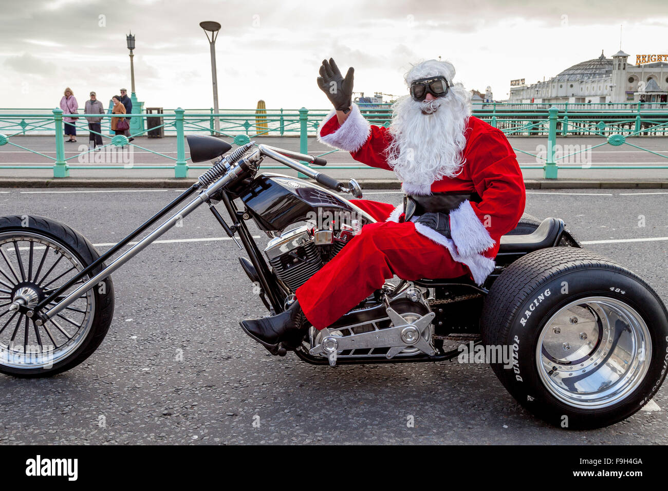 Santa disfraz navidad motocicleta hombre fotografías e imágenes de alta  resolución - Alamy