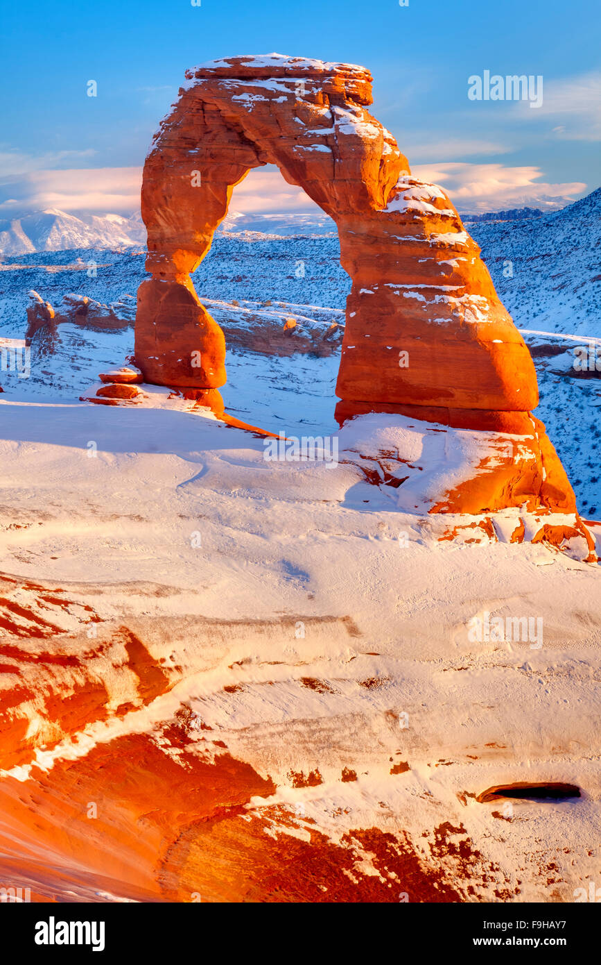 El arco delicado, Parque Nacional Arches, en Utah La Sal montañas más allá, pesada nieve del invierno Foto de stock