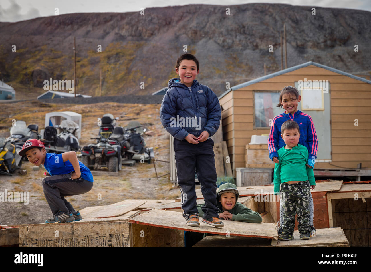Los niños inuit Arctic Bay de la Isla Baffin, Canadá Foto de stock