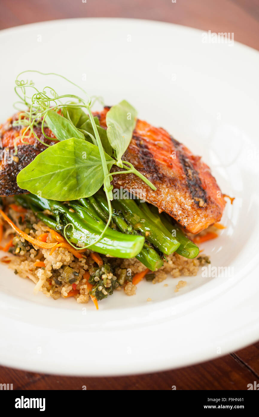 Salmón de Alaska asado con dulce y picante, tomate broccolini miso quinoa y daikon-zanahoria kimchi, Ocean Grill, Avila Beach Foto de stock