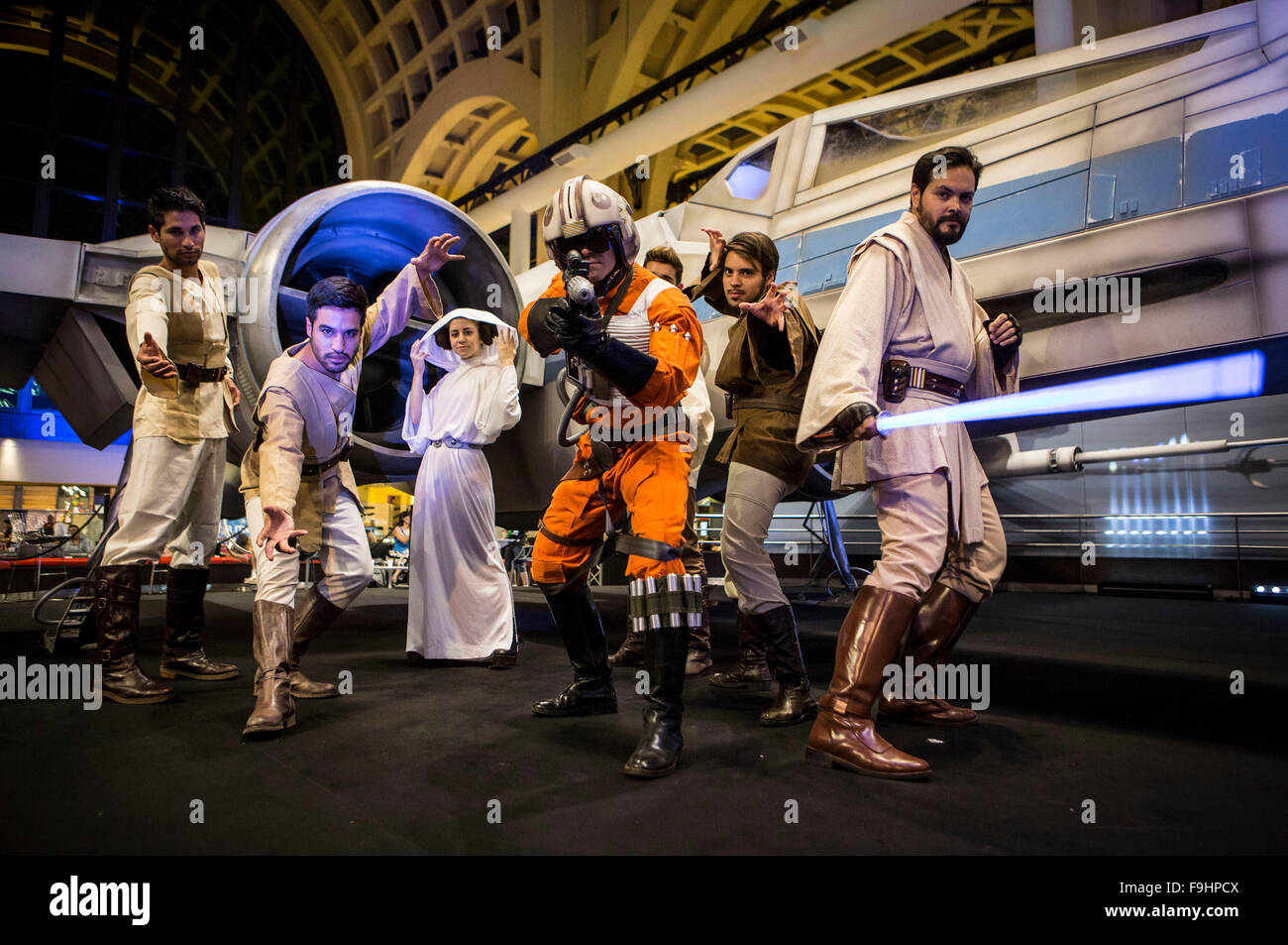 Buenos Aires, Argentina. 16 dic, 2015. Las personas con trajes de  personajes de la saga de Star Wars posar delante de una réplica de tamaño  real de los X-Wing, durante el estreno