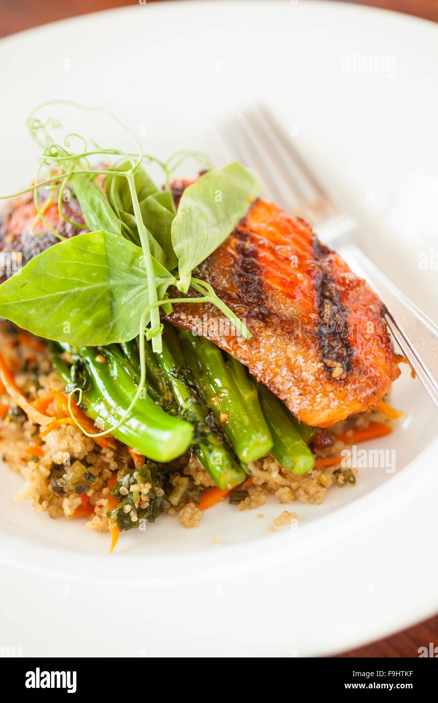 Salmón de Alaska asado con dulce y picante, tomate broccolini miso quinoa y daikon-zanahoria kimchi, Ocean Grill, Avila Beach Foto de stock