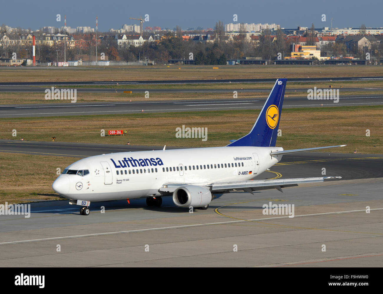 Lufthansa Boeing 737-300 en el aeropuerto de Berlín Tegel Foto de stock