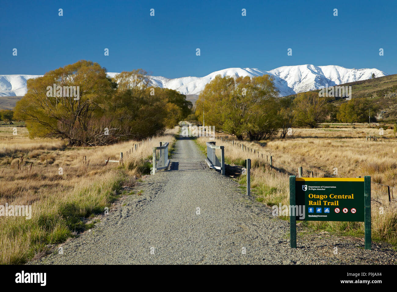 Otago Central Rail Trail en Valle de ida, y la nieve en Ida range, Central Otago, Isla del Sur, Nueva Zelanda Foto de stock
