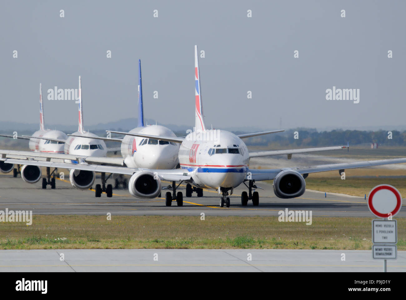 Larga cola de aviones en una pista de rodaje - hora punta en el aeropuerto de Praga Foto de stock
