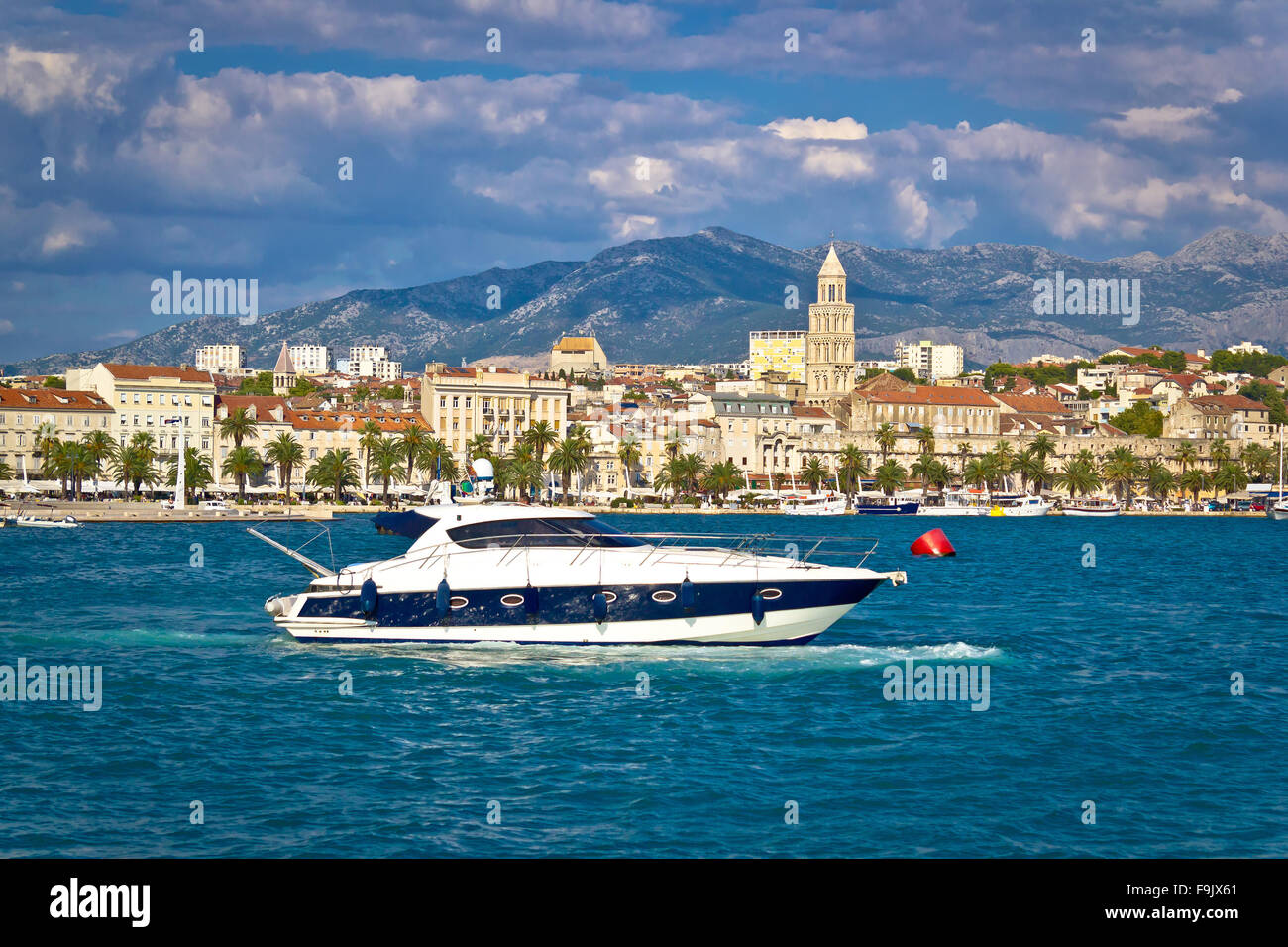 Yate en Split waterfront ver, Dalmacia, Croacia Foto de stock
