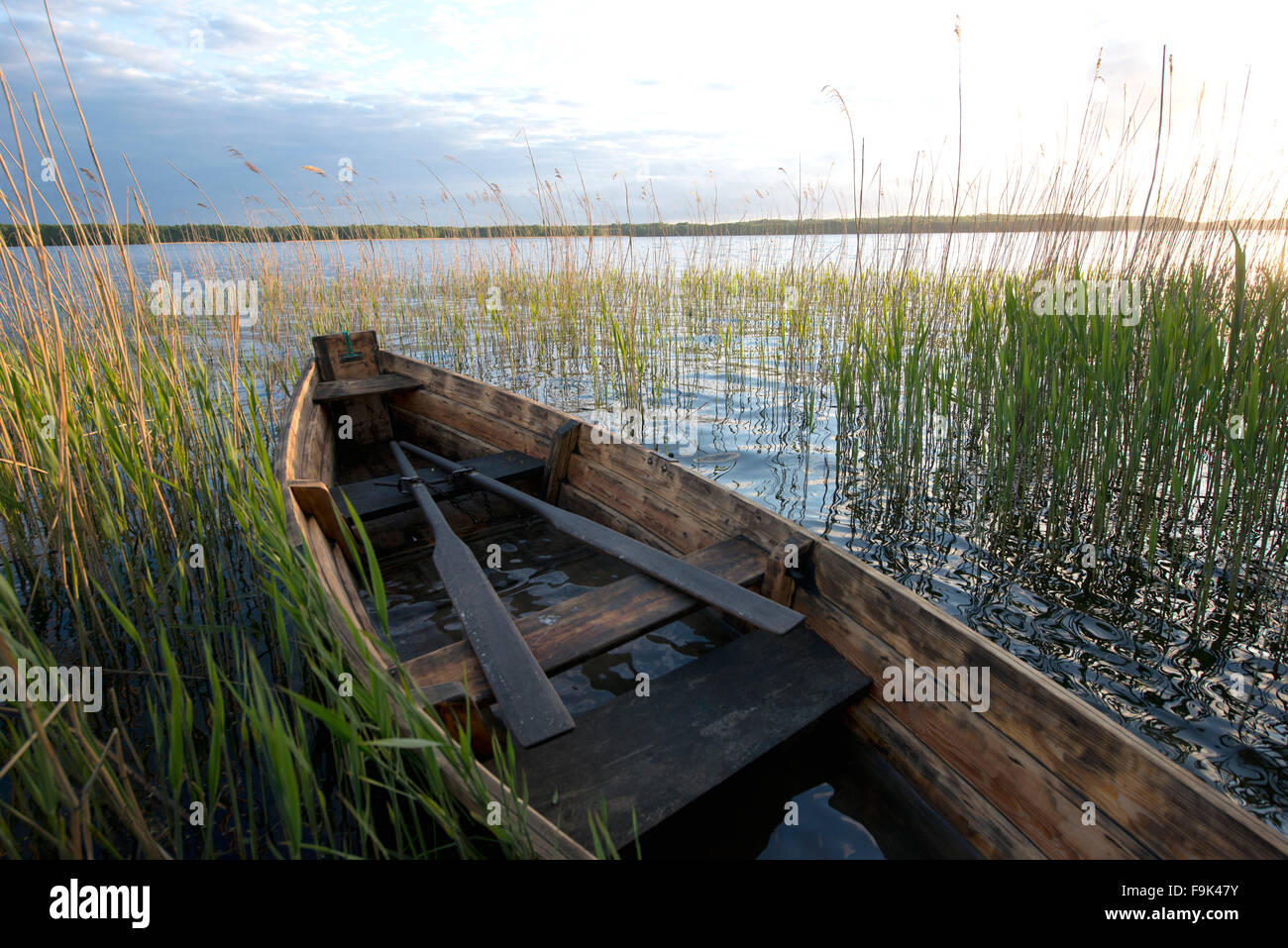 Botes de madera, jezioro drawsko drawsko (lago), Pomerania (Lakeland pojezierze pomorskie), Pomerania Occidental, Polonia Foto de stock
