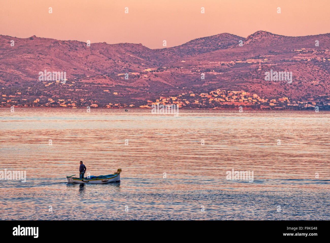 Un barco de pesca en la isla de Agistri, Grecia Foto de stock