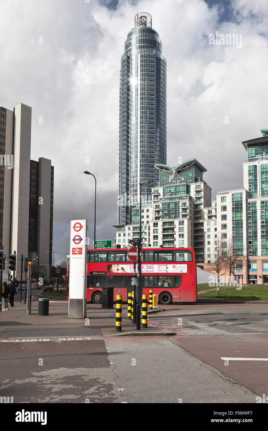 El St George Wharf Tower, vista desde Vauxhall Cross autobuses, Londres, SW8, Inglaterra. Foto de stock