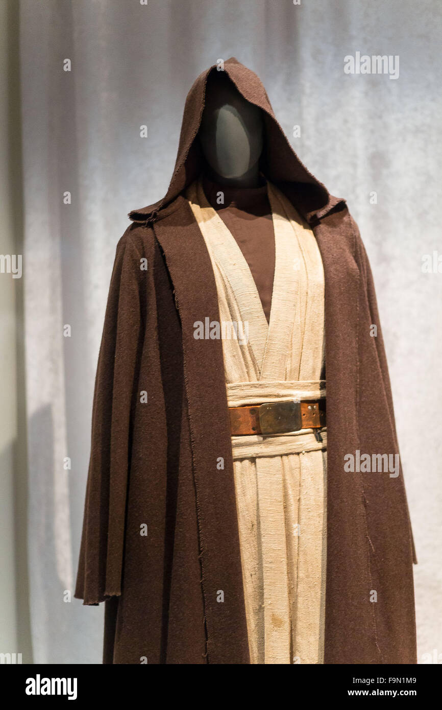 Nueva York, Estados Unidos. 17 de diciembre de 2015. Disfraces legendarios  de Star Wars son presentados en la exposición del Smithsonian, rebelde. Jedi,  Princess, Queen y Star Wars: El Poder de disfraz.