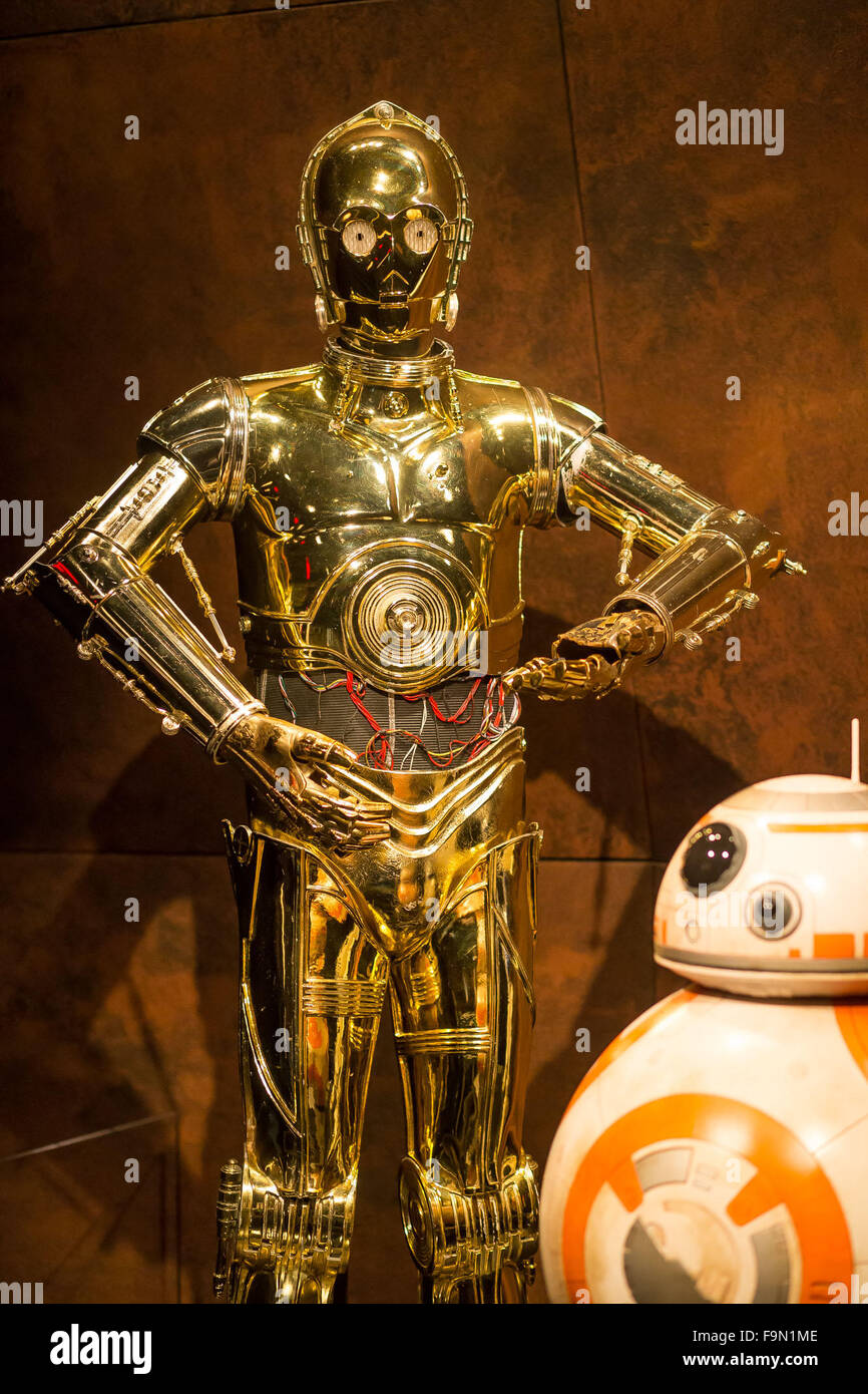 Nueva York, Estados Unidos. 17 de diciembre de 2015. Disfraces legendarios  de Star Wars son presentados en la exposición del Smithsonian, rebelde.  Jedi, Princess, Queen y Star Wars: El Poder de disfraz.