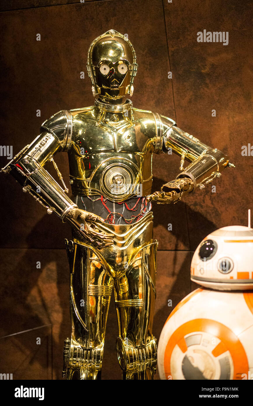 Nueva York, Estados Unidos. 17 de diciembre de 2015. Disfraces legendarios  de Star Wars son presentados en la exposición del Smithsonian, rebelde.  Jedi, Princess, Queen y Star Wars: El Poder de disfraz.