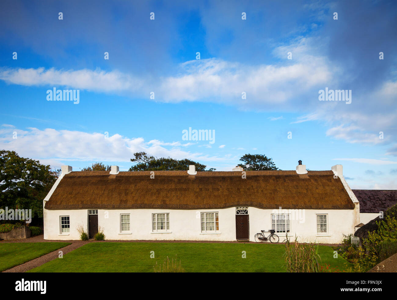 La pintoresca Hezlett casita con techo de paja que data de 1690, Castlerock, Condado de Derry o Londonderry, Irlanda del Norte Foto de stock