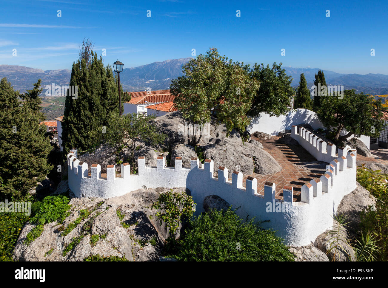 Sitio de un castillo morisco en Comares Village, 739 metros sobre el nivel del mar, provincia de Málaga, Andalucía, España. Foto de stock