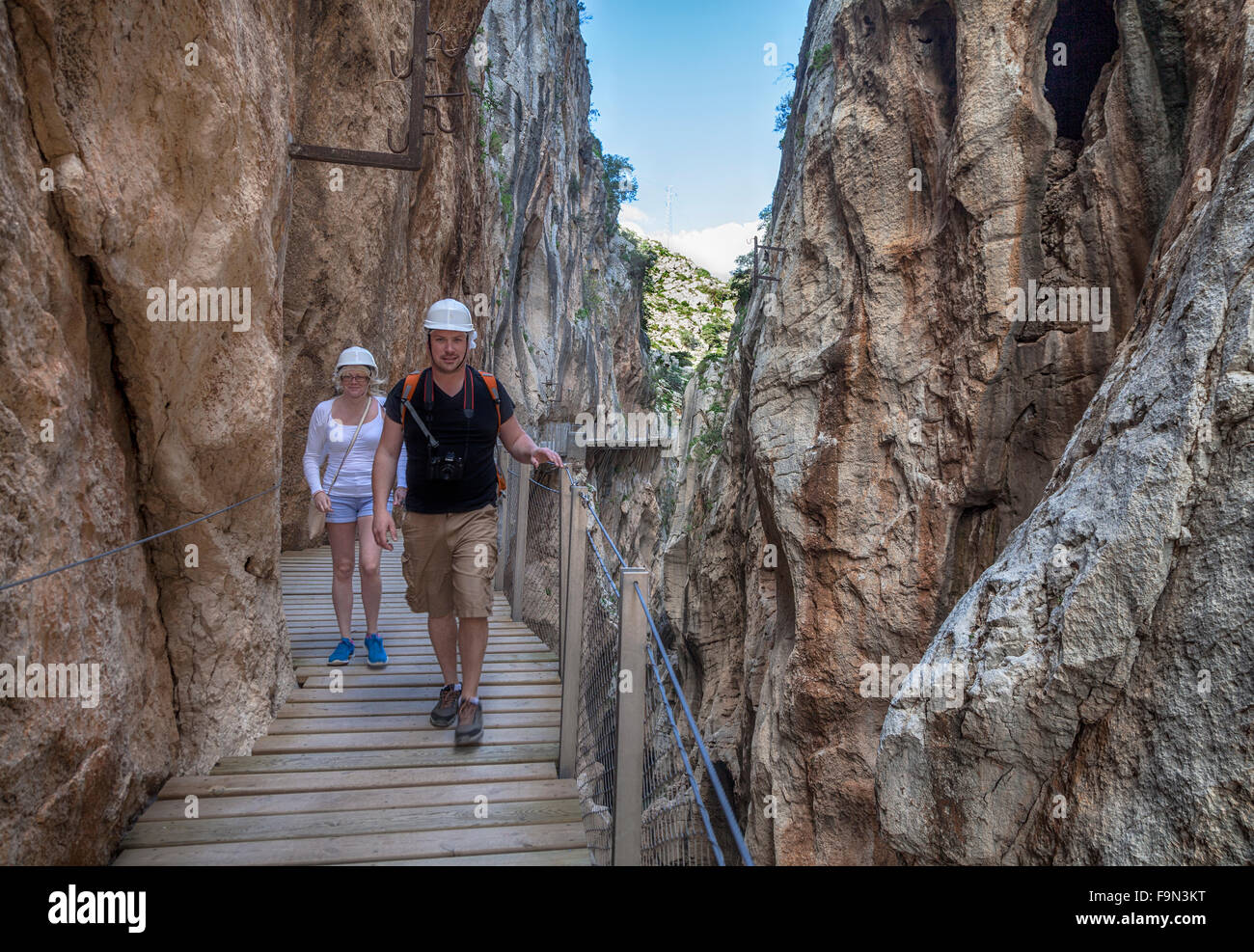 Los paseantes sobre el Caminito del Rey, pasarela, anclado a las escarpadas paredes de un angosto desfiladero de El Chorro, Málaga, Andalucía, España. Foto de stock
