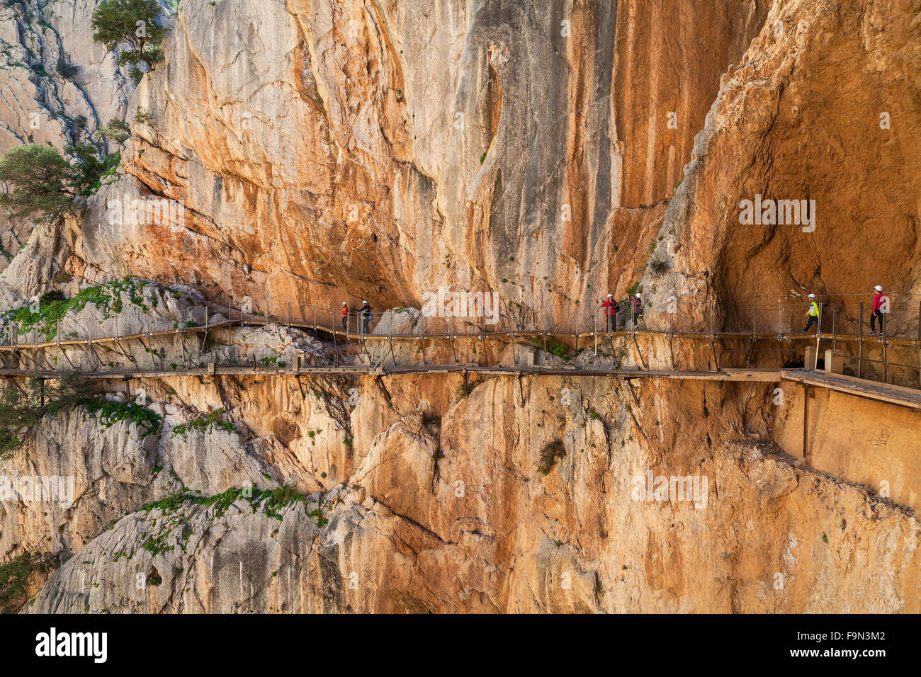 El Caminito del Rey es una pasarela, clavado a lo largo de las escarpadas paredes de un angosto desfiladero de El Chorro, provincia de Málaga, Andalucía, España. Foto de stock