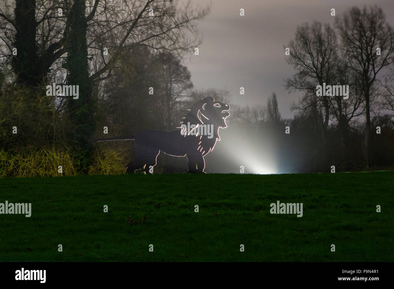 Silueta de un león en el bosque encantado en Syon Park, Londres