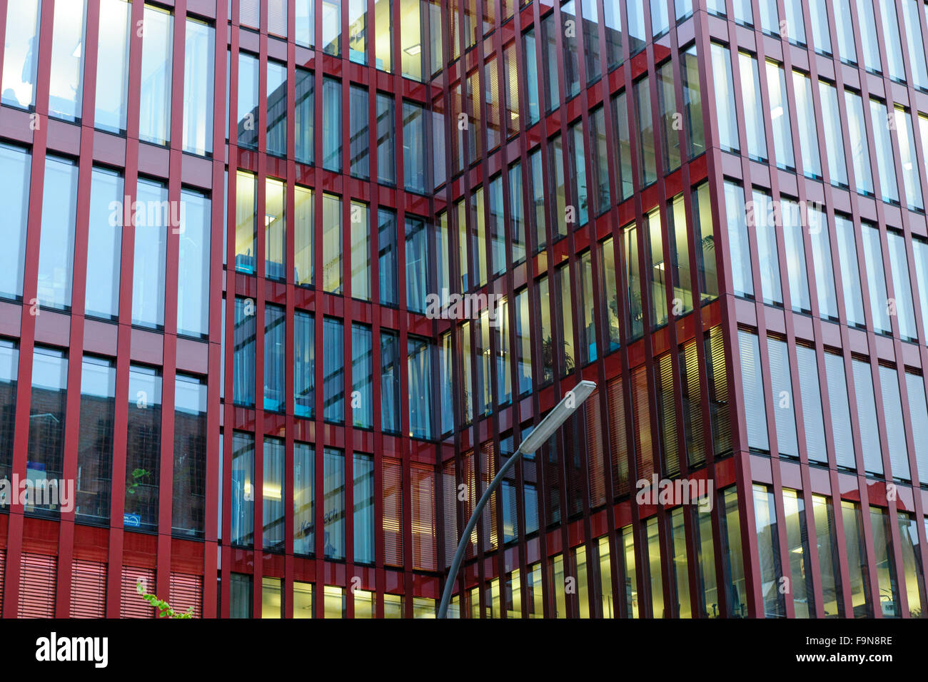 Detalle de un edificio offfice rojo con reflejos en las ventanas Foto de stock