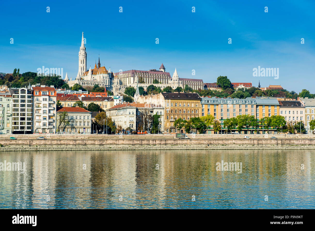 Vista panorámica de Buda, el Bastión de los pescadores y la Iglesia Matías, Budapest, Hungría Foto de stock