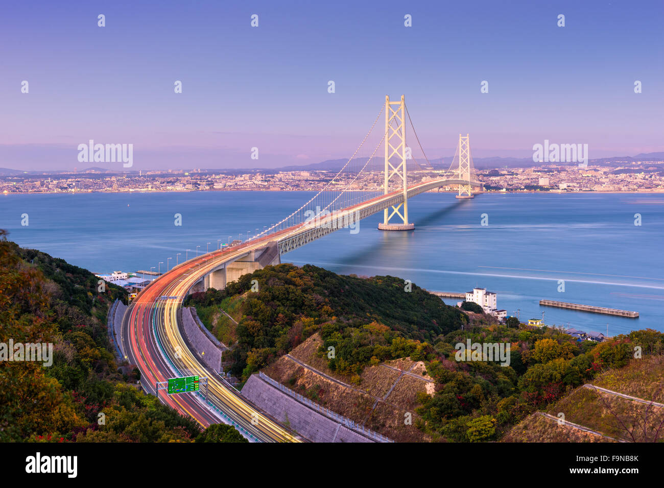 Puente Akashi Kaikyo spanning el Mar Interior de Seto de Kobe, Japón. Foto de stock