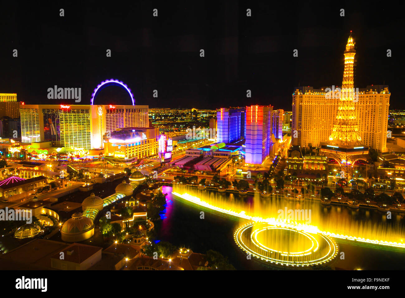 La vista aérea del vibrante strip de Las Vegas en la noche - un nicho atractivo viaje de EE.UU. Foto de stock