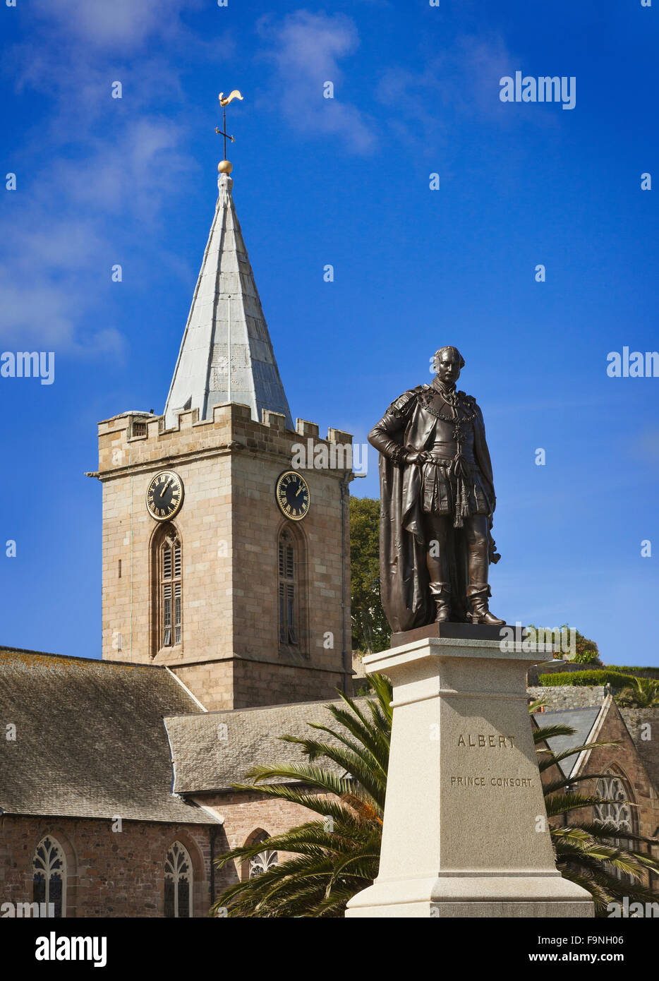 Estatua de Prince Albert, la iglesia de la ciudad detrás de Saint Peter Port, Guernsey, Islas del Canal. El bronce en un pedestal de granito. Foto de stock