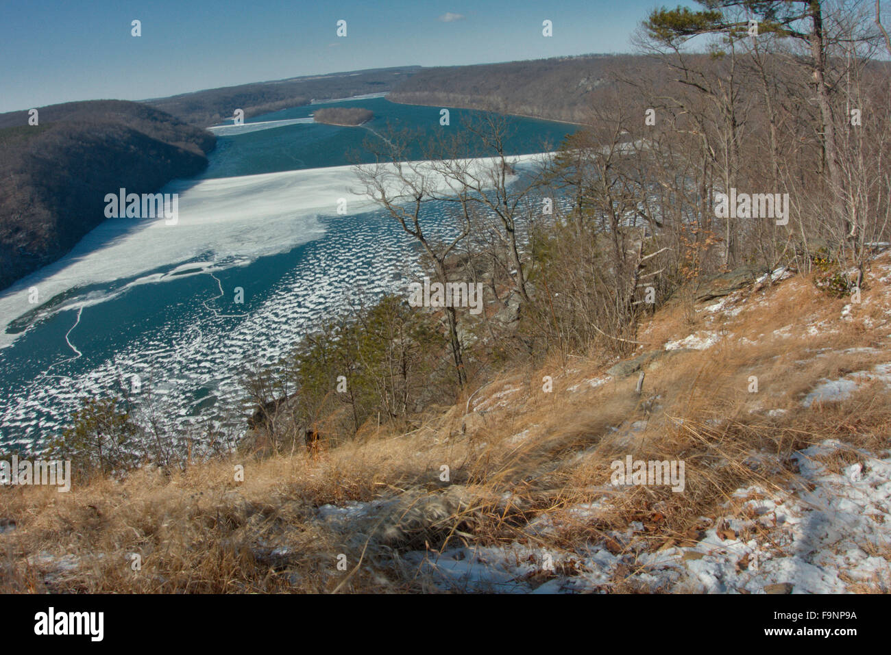 El río Susquehanna cerca de donde se encuentra con la Bahía de Chesapeake en Pennsylvania, sólido congelado durante enero de clima frígido. Foto de stock