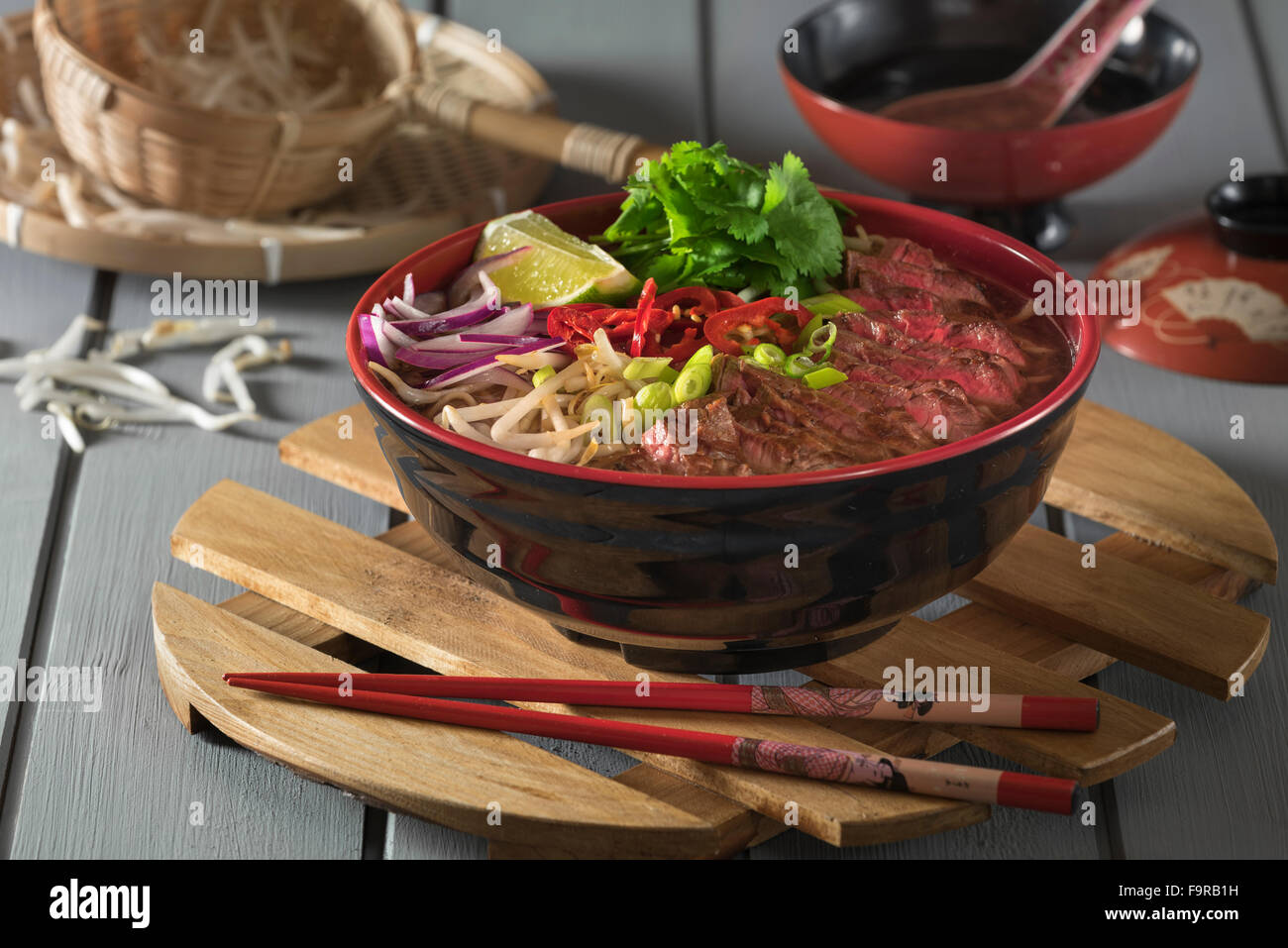 Ramen de carne de vacuno. Caldo de carne picante con carne de res y fideos. La comida japonesa Foto de stock