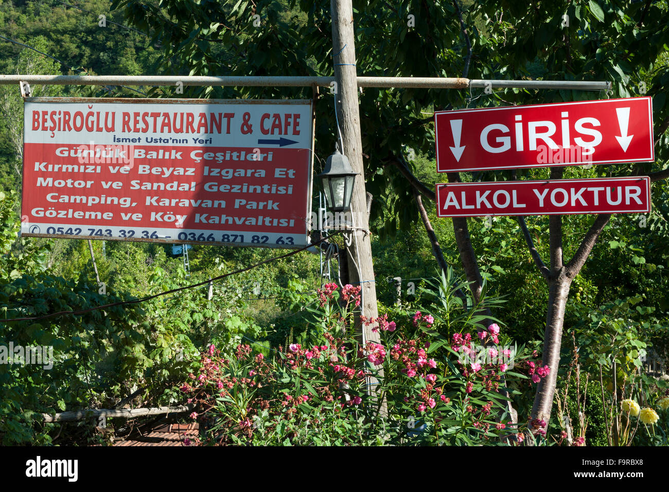 Türkei, westliche Schwarzmeerküste, Bucht von Gideros westlich von Cide, Werbung für ein Lokal 'ohne Alkohol' Foto de stock