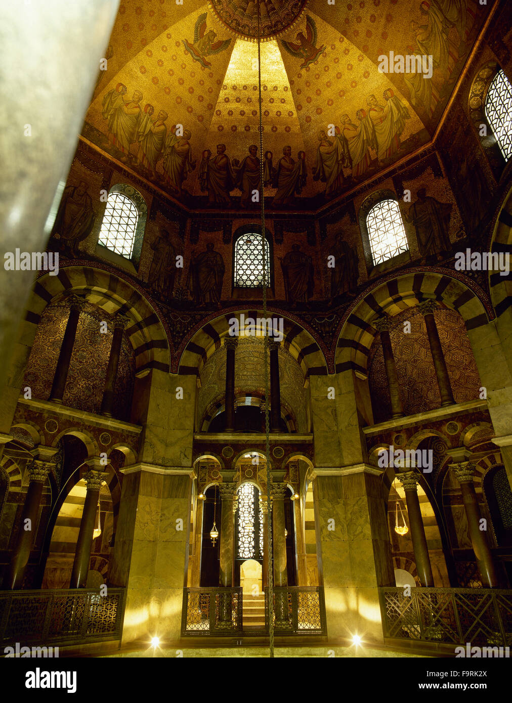Capilla Palatina De Aquisgran Art. Carlolingian Alemania. La catedral de Aquisgrán. Capilla Palatina