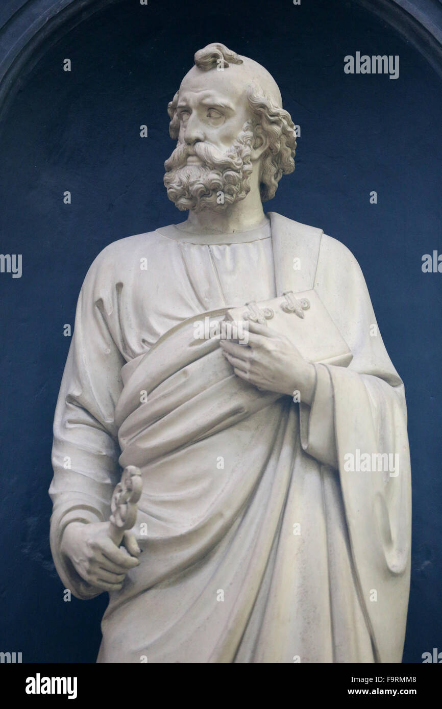 Saint-Antoine-l'Abbaye iglesia. Estatua de San Pedro. Foto de stock