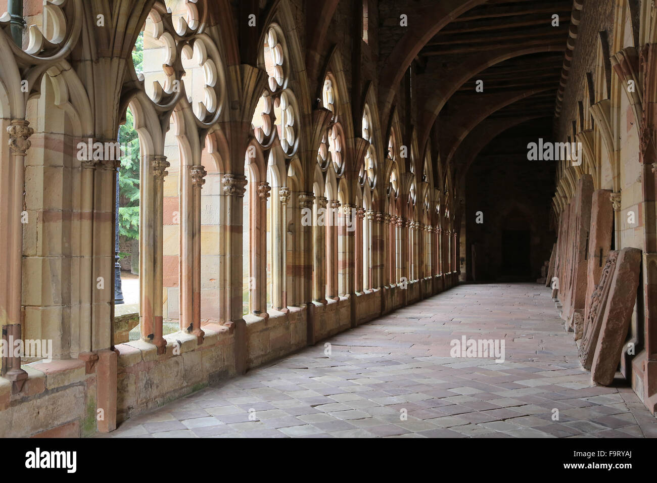 Claustro galerías. San Pedro y san Pablo. Wissembourg. Foto de stock