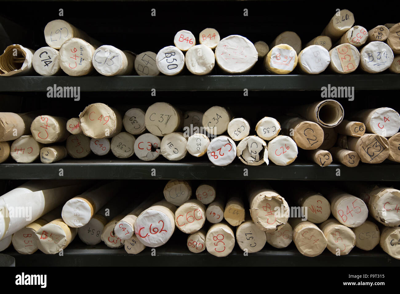Mapas almacenados en tubos de cartón en un archivo de registros Foto de stock