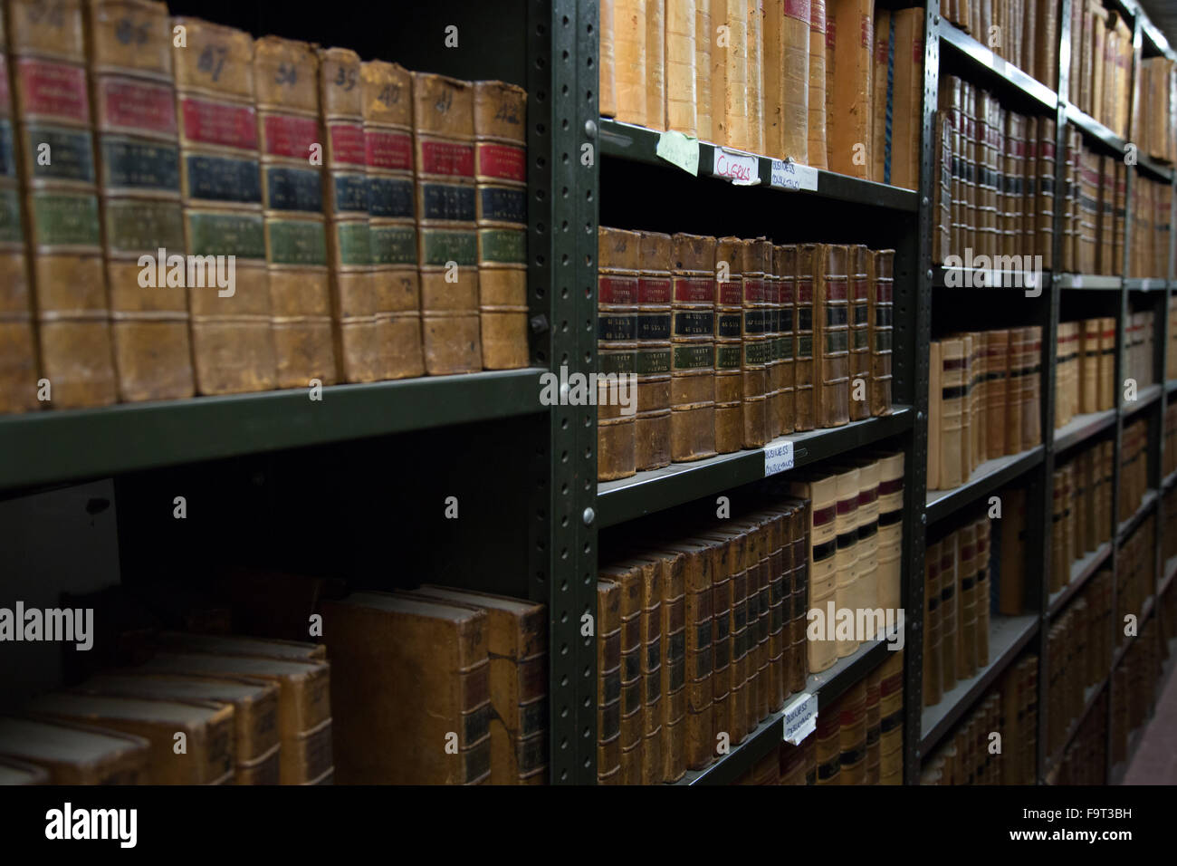 Texto Legal libros y archivos almacenados en estanterías en una oficina de registro Foto de stock