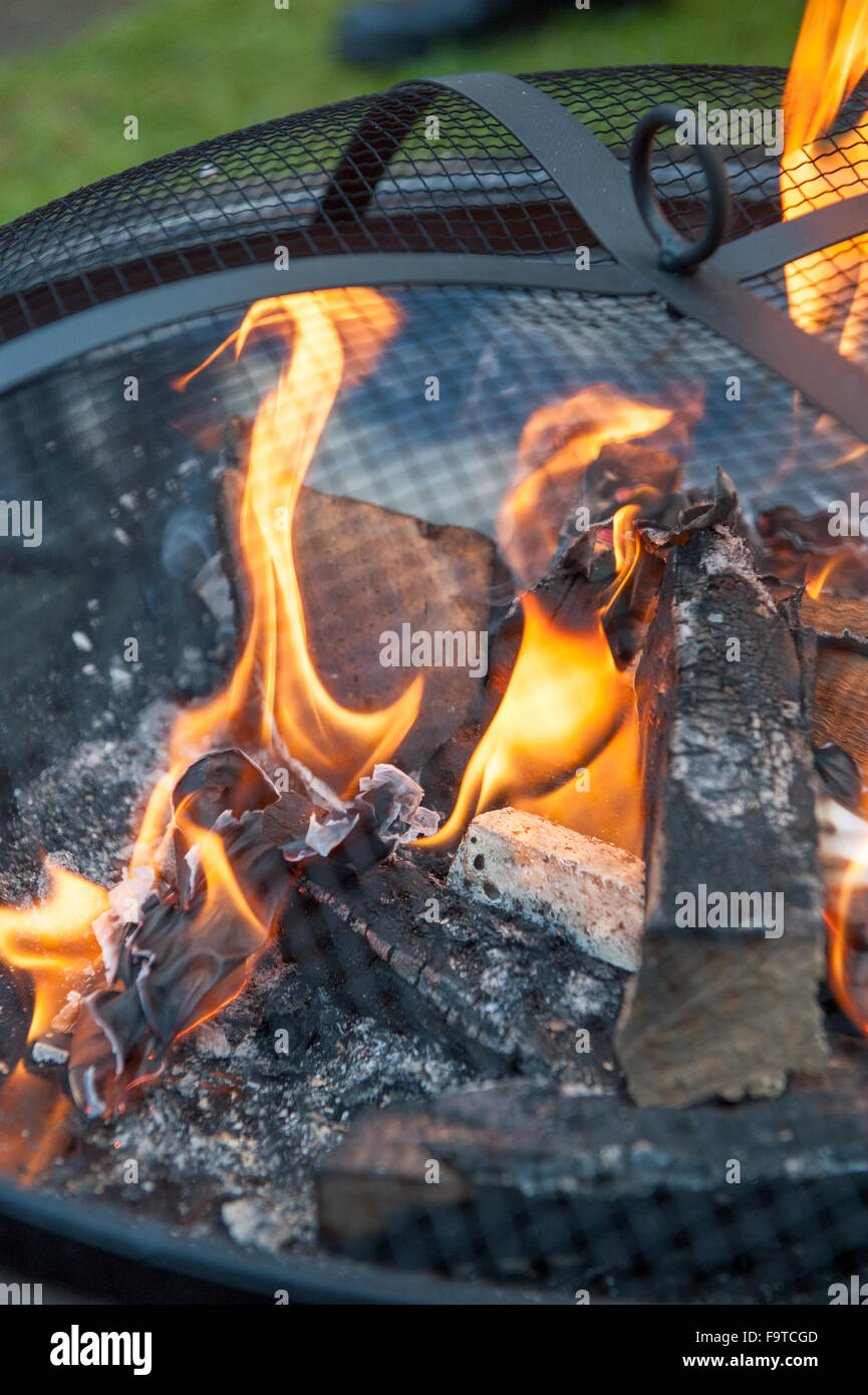 Cerca de las llamas en un quemador de madera exterior Foto de stock