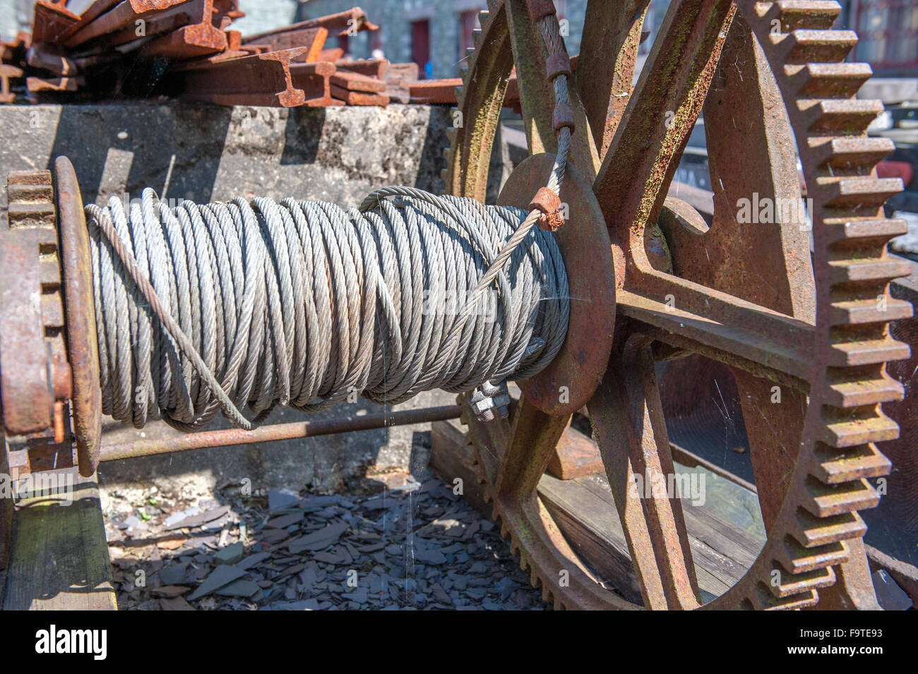 Cable de industria pesada en gran rueda oxidada Foto de stock