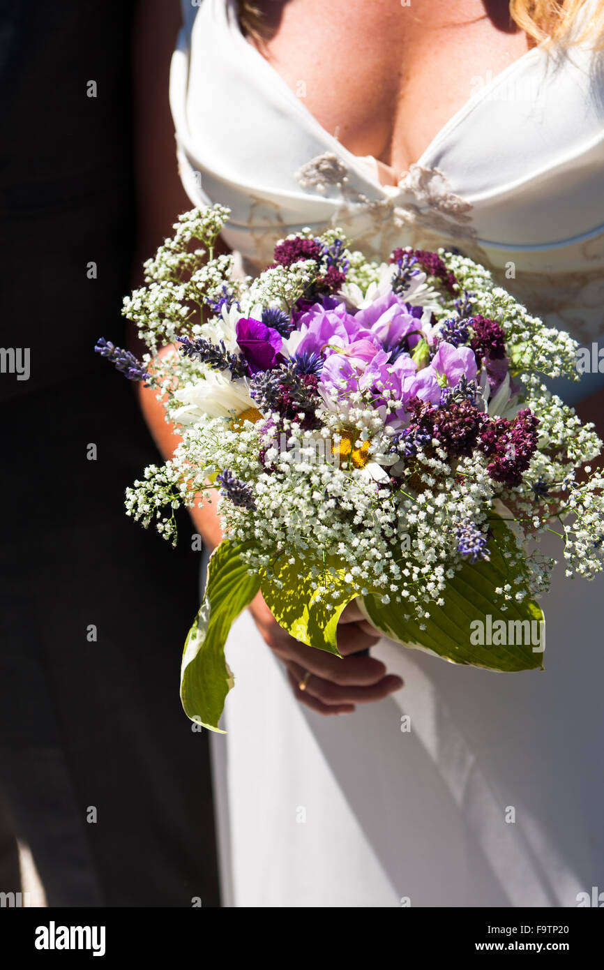 Una novia sosteniendo su bouquet de flores Foto de stock