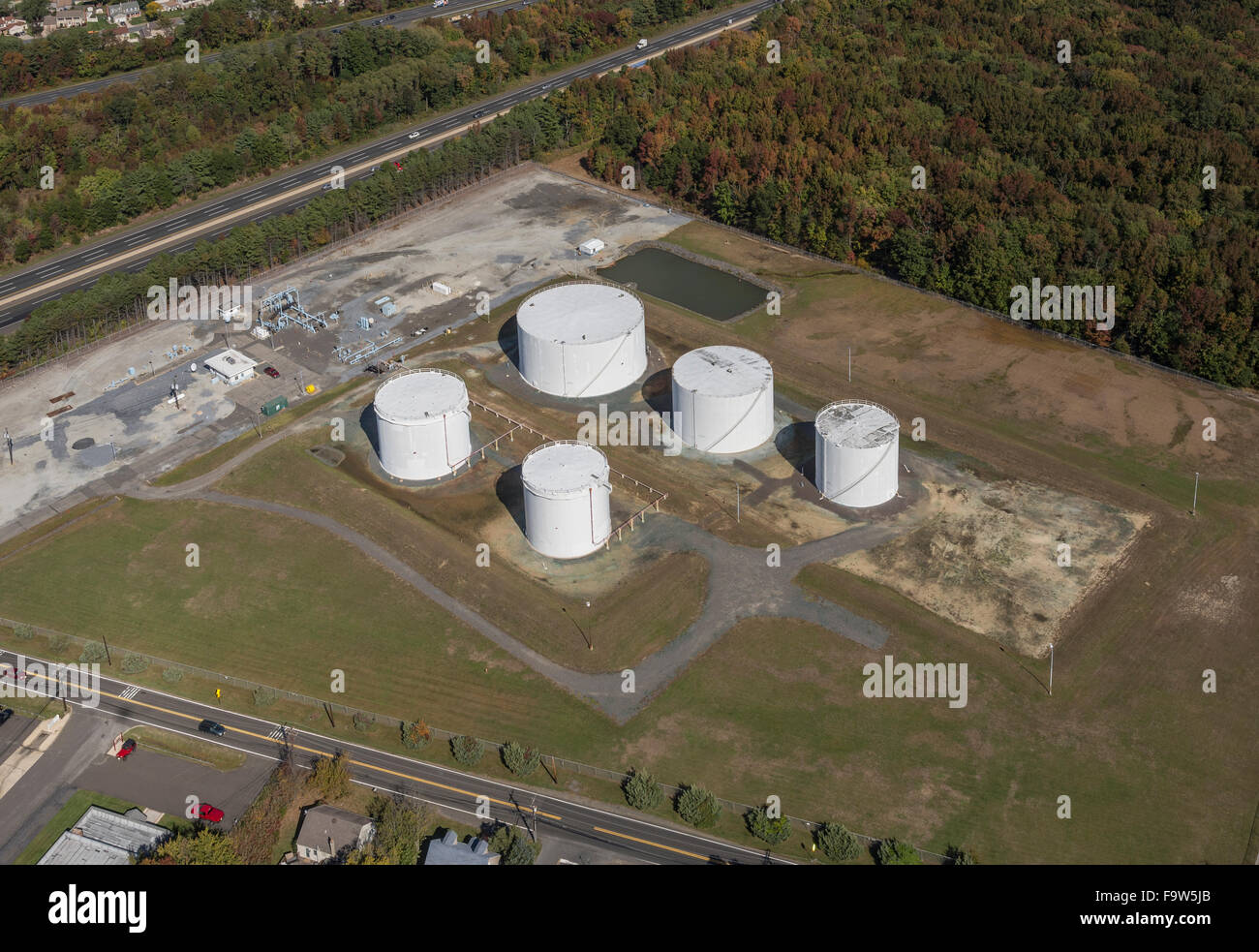 Vista aérea de los tanques de almacenamiento Foto de stock