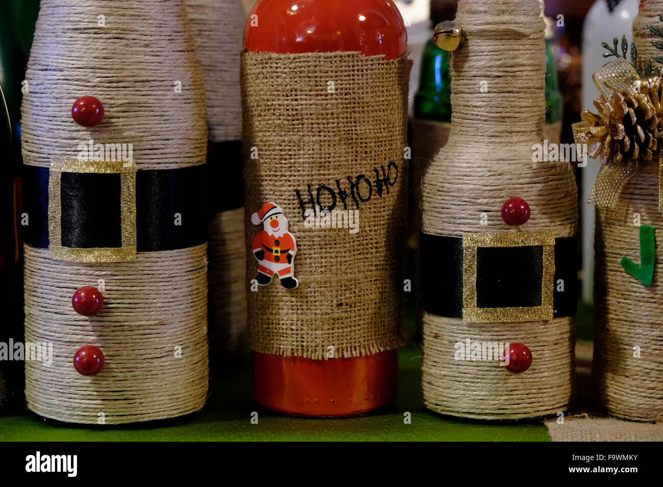 permanecer Maryanne Jones Perfecto Vino decorado y botellas de licor en Navidad Fotografía de stock - Alamy
